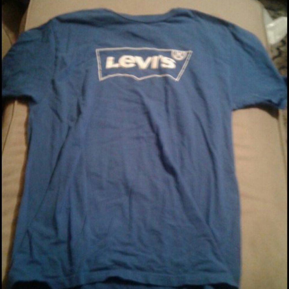 I am selling Levi's short sleeve tee shirt